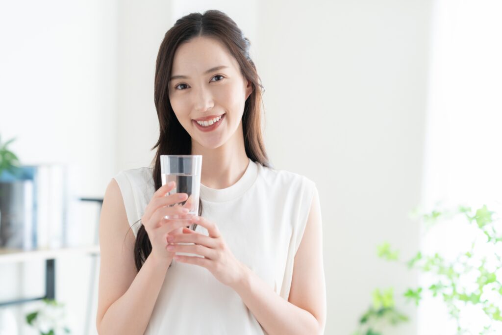 水を飲む女性