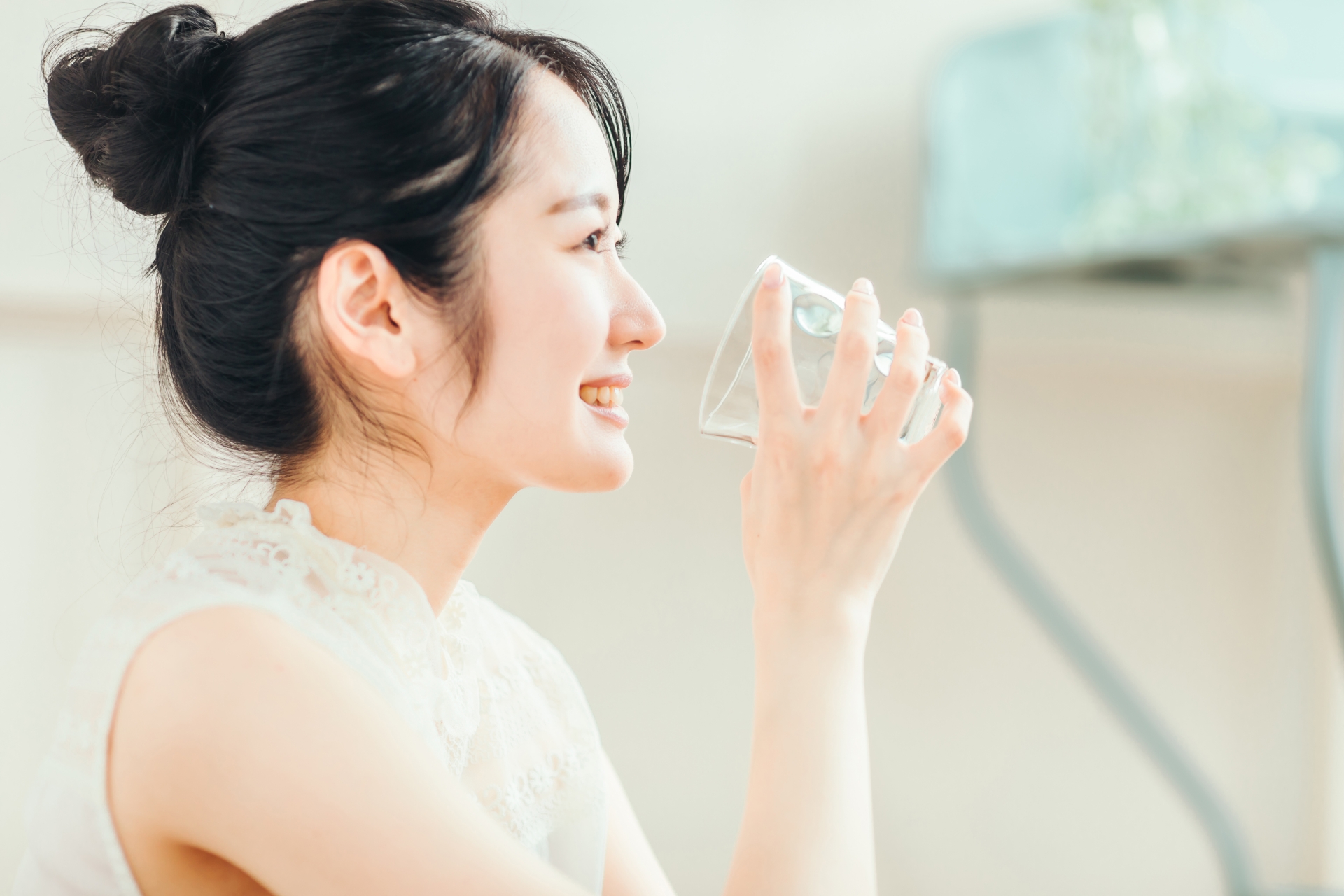 女性が水を飲んでいる画像