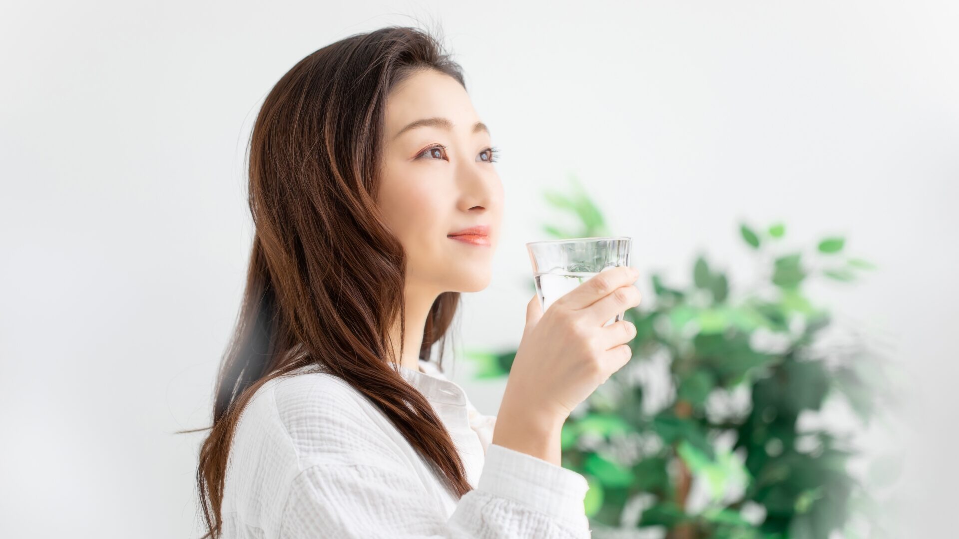 美味しそうに水を飲む女性