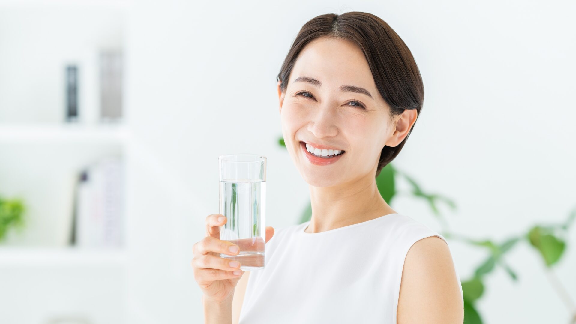 コップを持った笑顔の女性