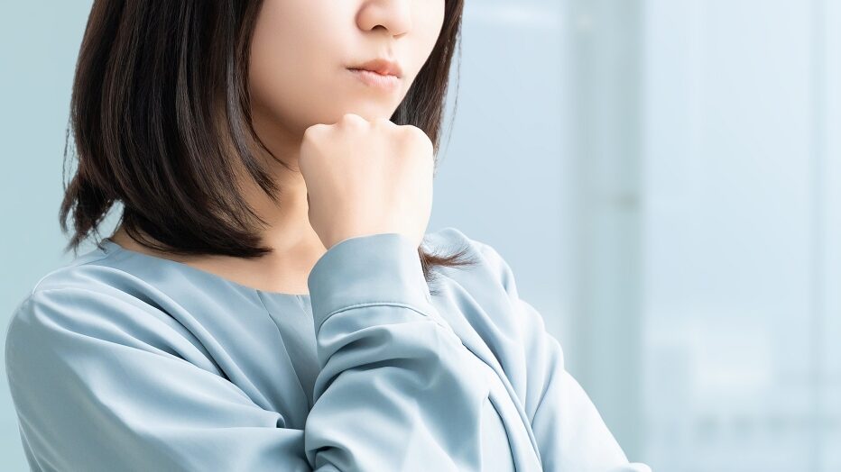 考える女性